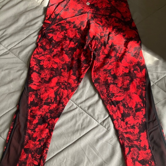 Lululemon Train Times Crop 21" CarmineTrue Red Black Floral Leggings Size 4 - Picture 5 of 6